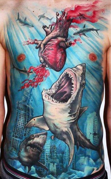 胸部和腹部彩色水下城市与鲨鱼和心脏纹身图案