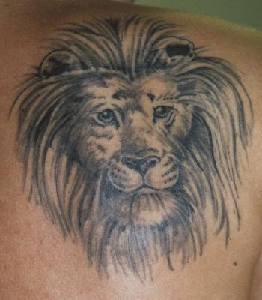 肩部狮子黑灰纹身图案