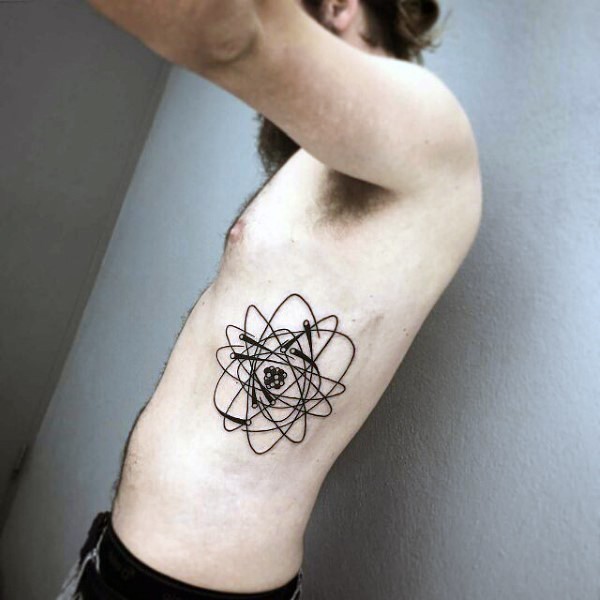 侧肋中等大小的黑色原子符号纹身图案