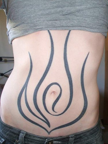 腹部简约黑色曲线纹身图案