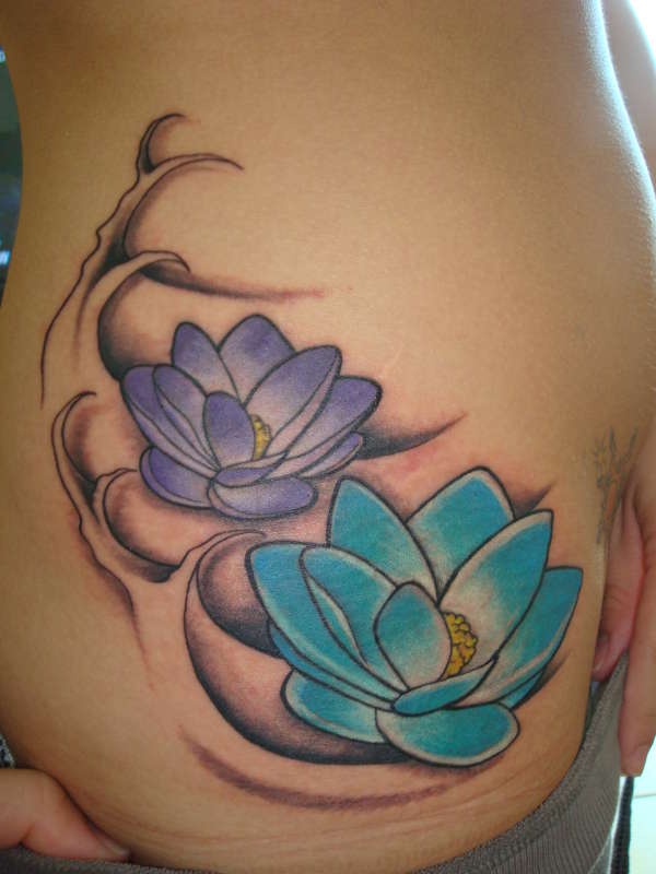 蓝色和紫色的莲花与波浪纹身图案