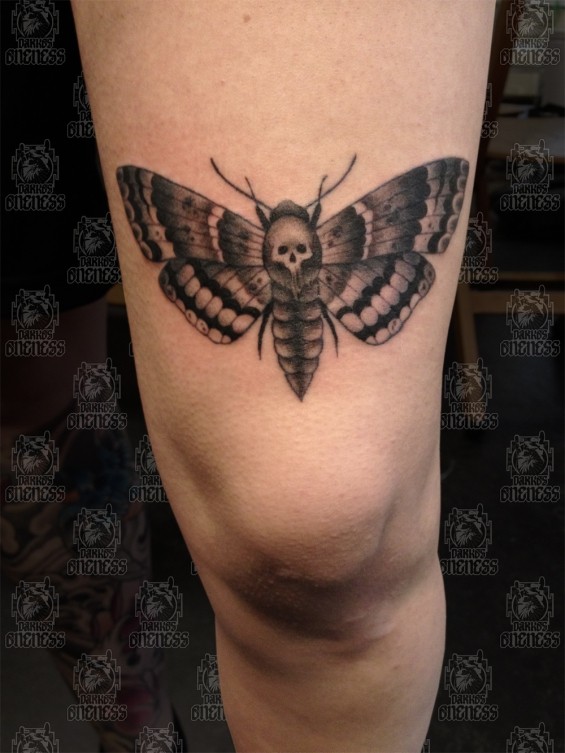 大腿黑色骷髅组合蝴蝶纹身图案