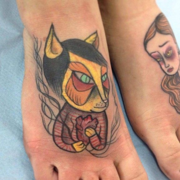 脚背彩色猫和心形纹身图案
