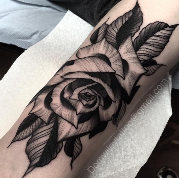 小臂漂亮的黑灰玫瑰花纹身图案