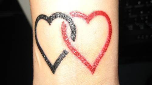 红色和黑色心形纹身图案