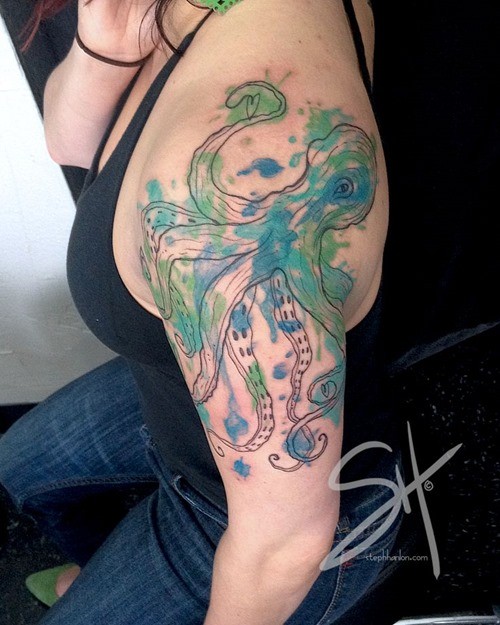 肩部有趣的绿色和蓝色泼墨章鱼纹身图案