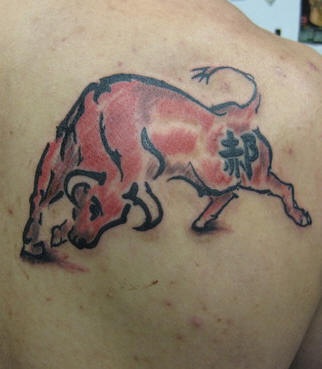 红色牛公牛与汉字纹身图案