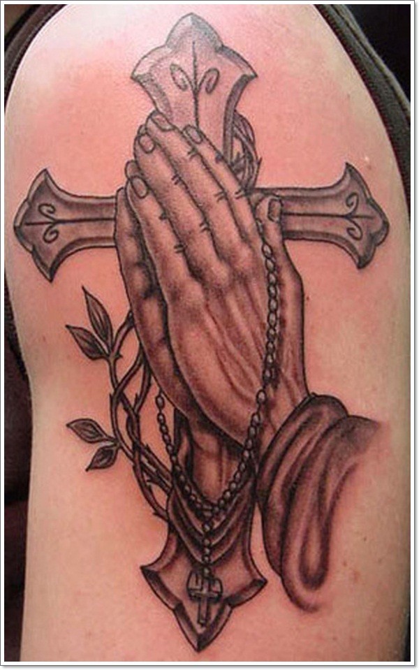 大臂基督教祈祷之手和十字架纹身图案