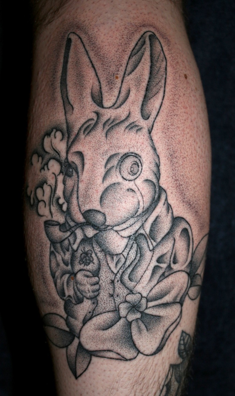 小腿黑色点刺爱丽丝仙境兔子纹身图案