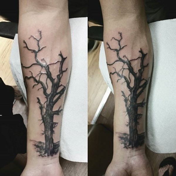 小臂独特的黑暗之树纹身图案