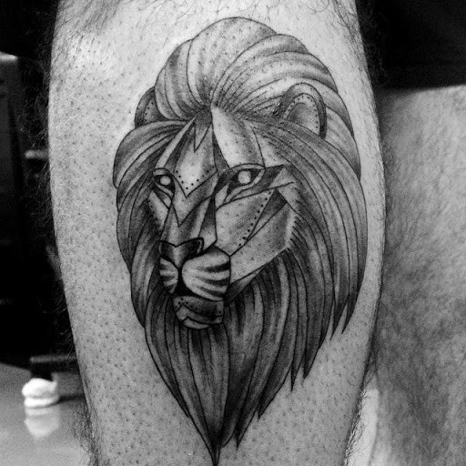 大腿黑色的个性狮子头纹身图案