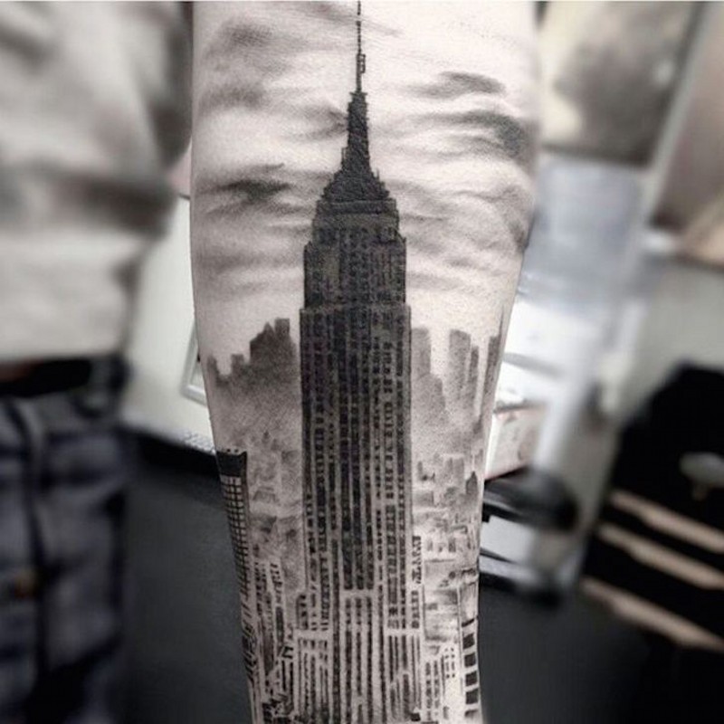 手臂写实逼真的黑白美国帝国大厦纹身图案