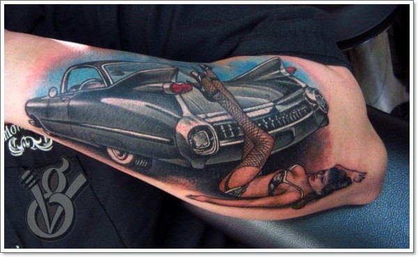 令人惊叹的黑色凯迪拉克汽车和女孩纹身图案