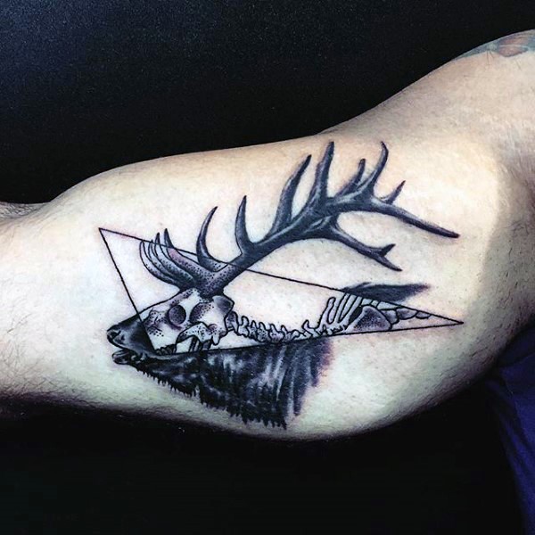 大臂内侧神秘的几何与鹿头纹身图案