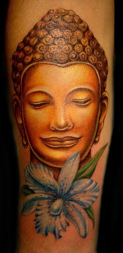 和平的黄金佛像花卉纹身图案