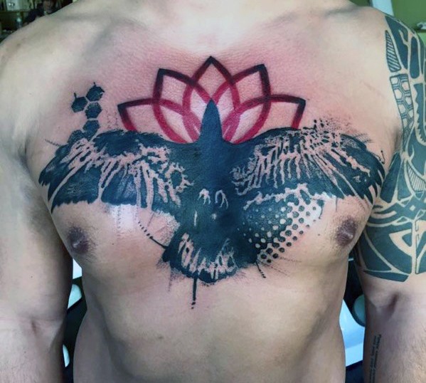 胸部黑色乌鸦和红莲花纹身图案