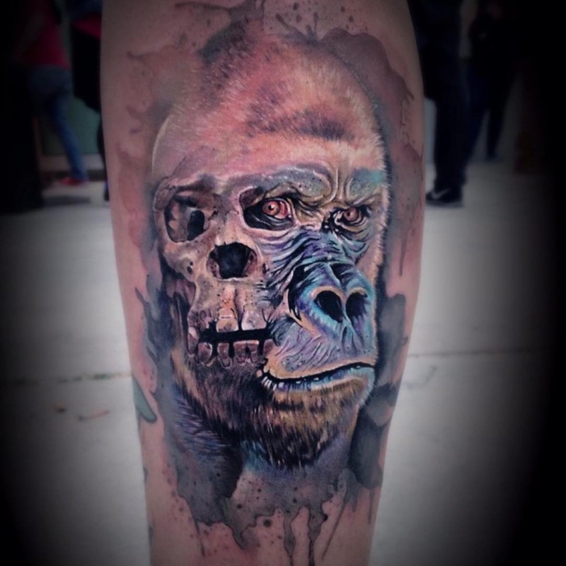 彩色大猩猩与骷髅腿部纹身图案