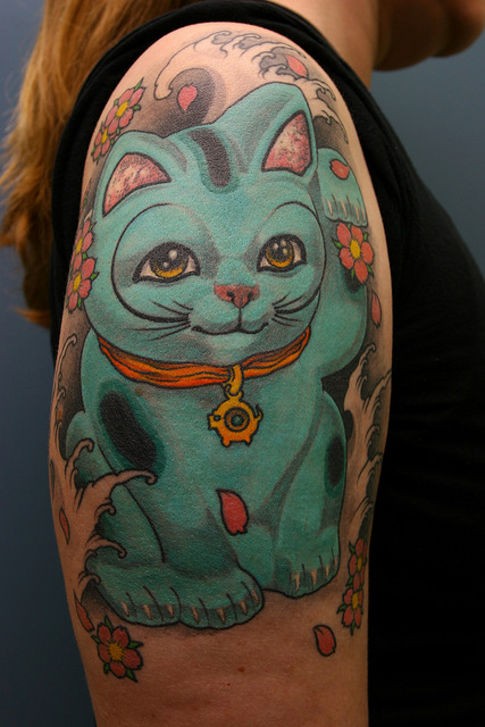 大臂奇妙的五彩可爱招财猫纹身图案