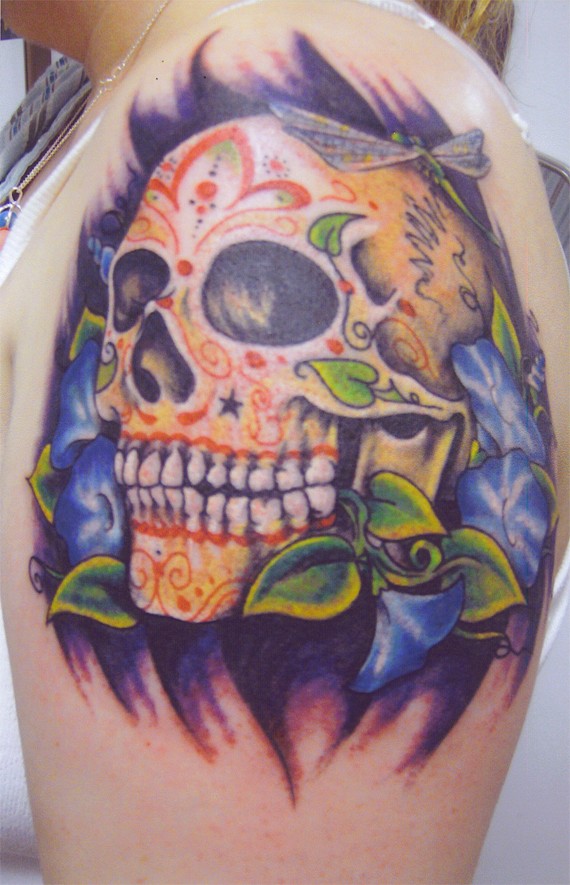 手臂彩色骷髅与蓝色花朵纹身图案