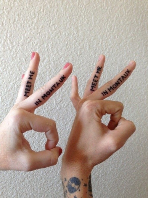 手指简单的黑色字母纹身图案
