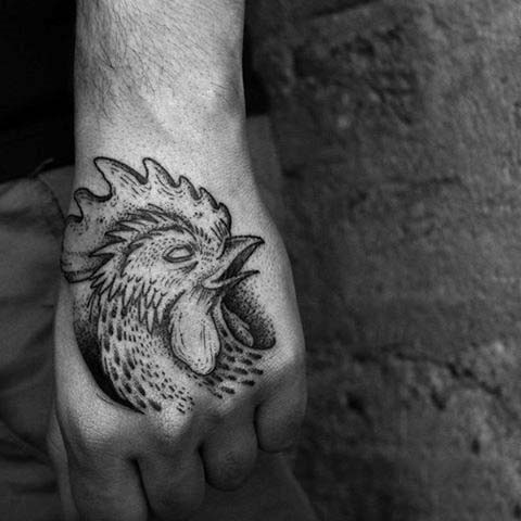 手背黑色点刺公鸡头纹身图案