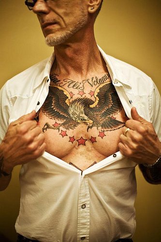 男性胸部鹰与红色五角星纹身图案