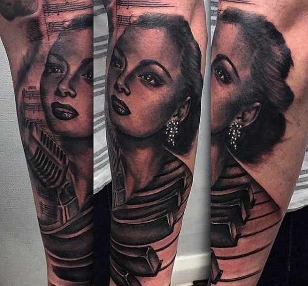 手臂黑色逼真的女歌手肖像与钢琴键纹身图案