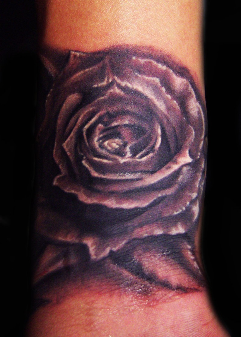 手腕黑色玫瑰个性纹身图案