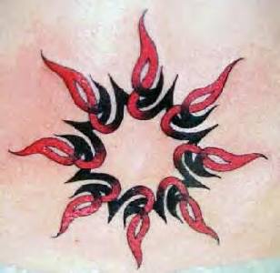 红色和黑色的部落太阳纹身图案
