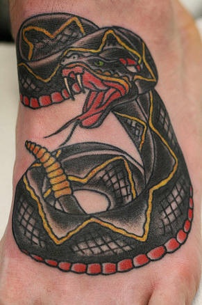 脚背黑色的响尾蛇纹身图案