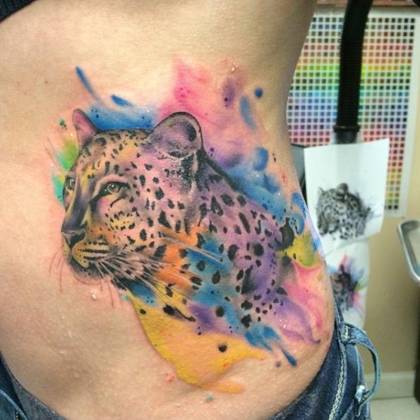 侧肋壮观的猎豹泼墨彩绘纹身图案
