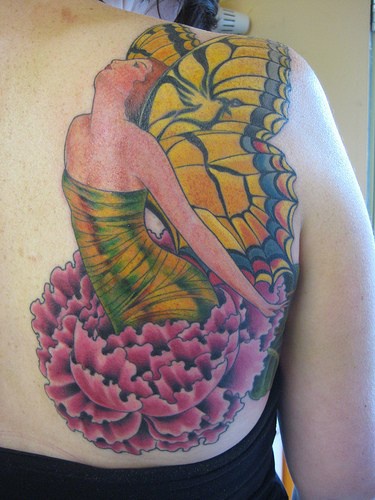 背部彩色蝴蝶翅膀精灵和花朵纹身图案