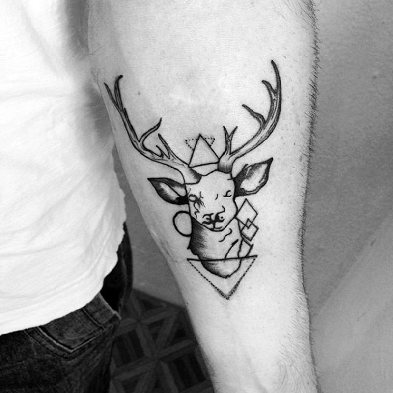 小臂黑色的鹿头结合几何图形纹身图案