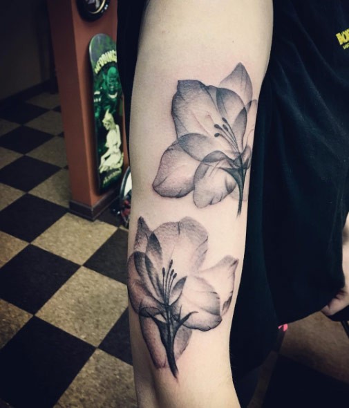 手臂漂亮的黑色透明花朵纹身图案