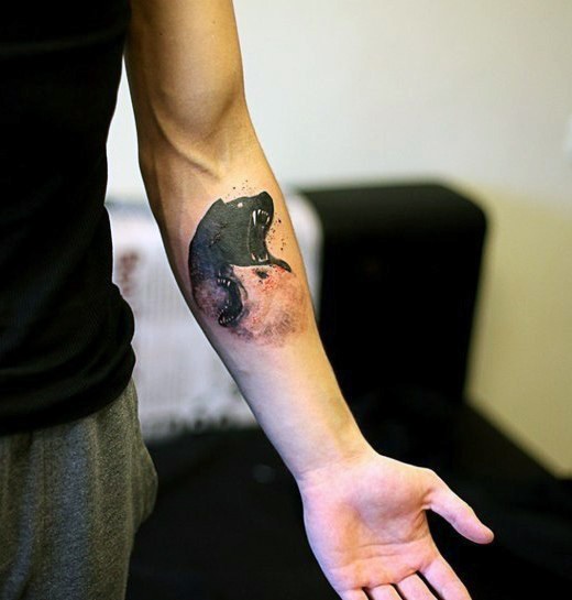 小臂神奇的黑白熊头纹身图案