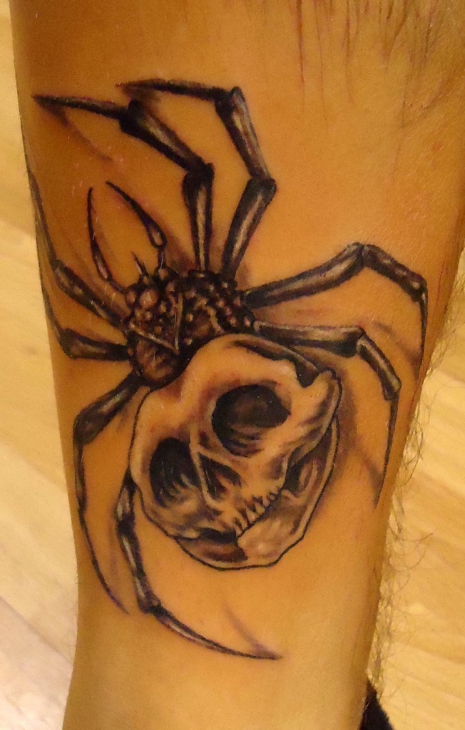 腿部黑色蜘蛛骷髅结合纹身图案