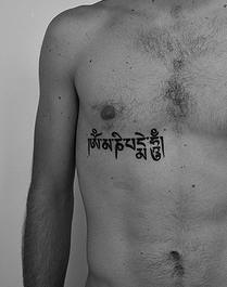 胸部印度教佛教经文黑色纹身图案
