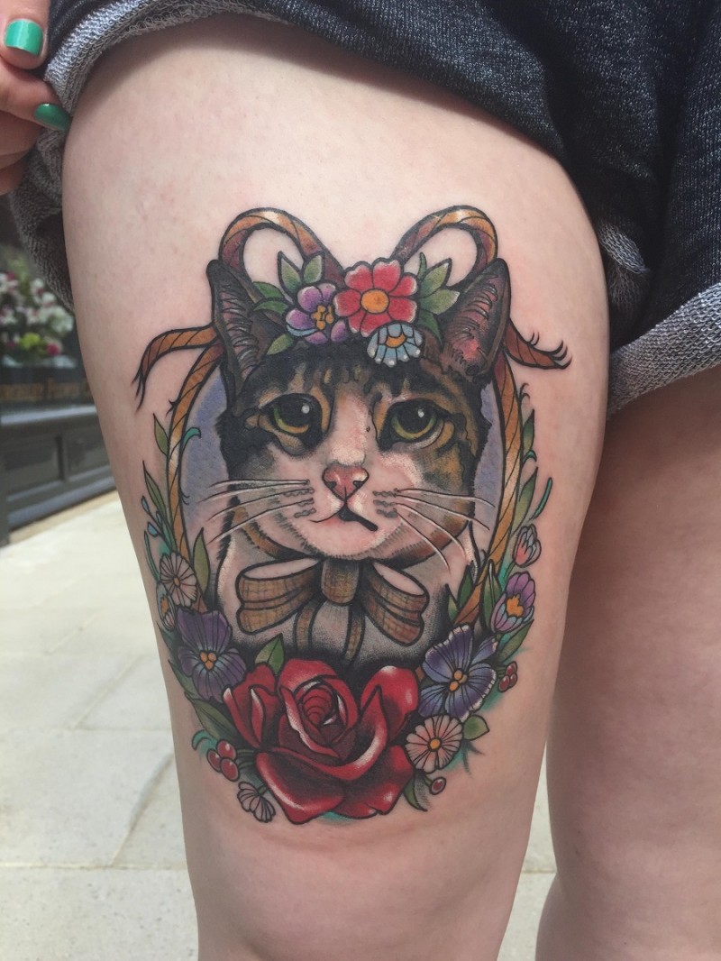 大腿猫咪肖像和花朵彩色纹身图案