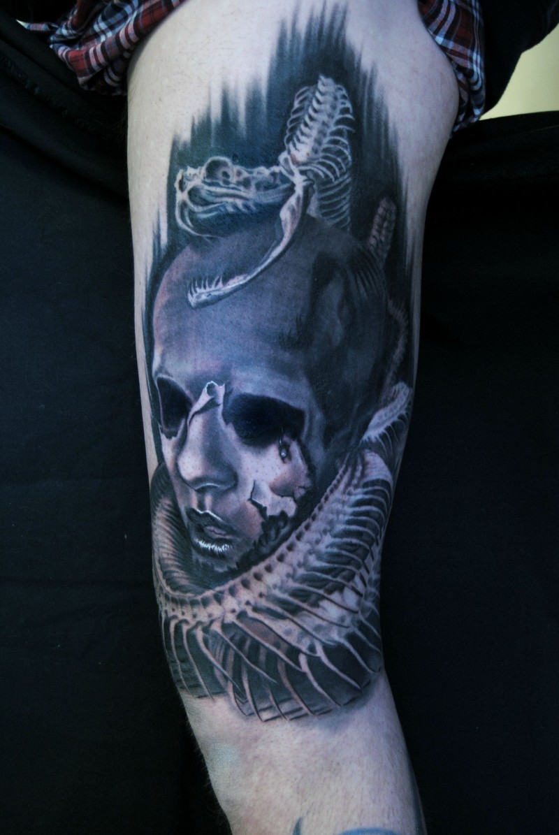 手臂令人毛骨悚然的彩色怪物小丑蛇骨架纹身图案