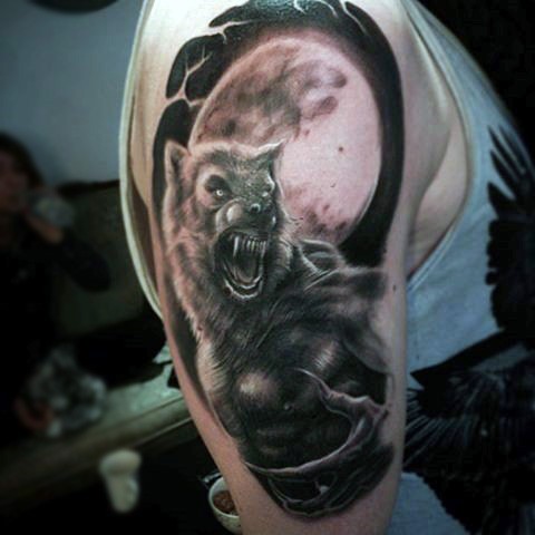 手臂黑灰色狼人和大月亮纹身图案