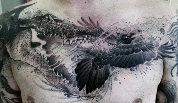 胸部令人印象深刻的黑灰鳄鱼与乌鸦纹身图案