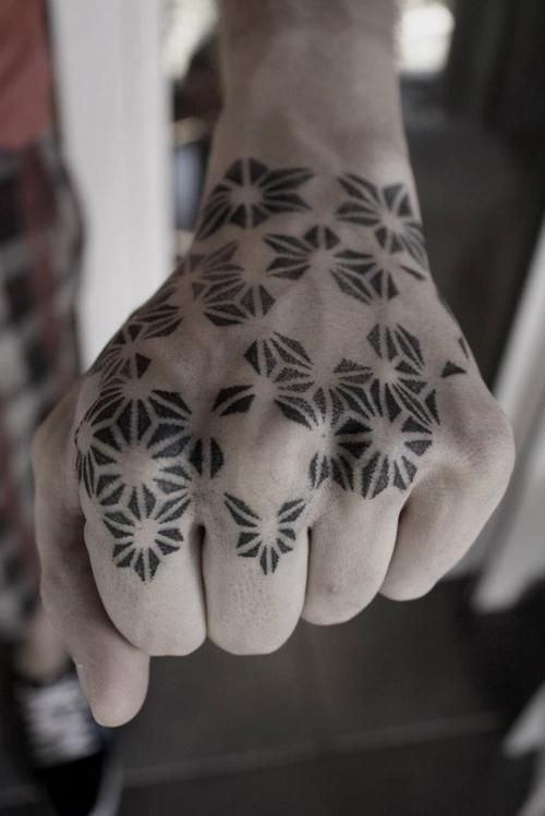 手背简单的黑白几何花形纹身图案