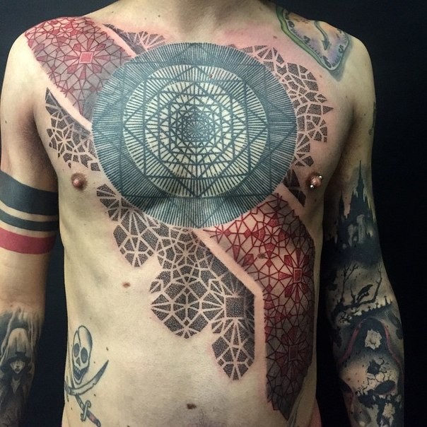 胸部和腹部彩绘线条与几何饰品纹身图案