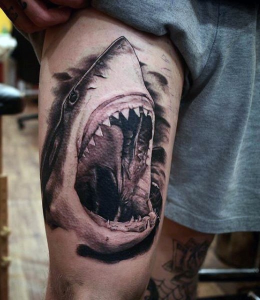 大腿惊人的黑色逼真鲨鱼头纹身图案