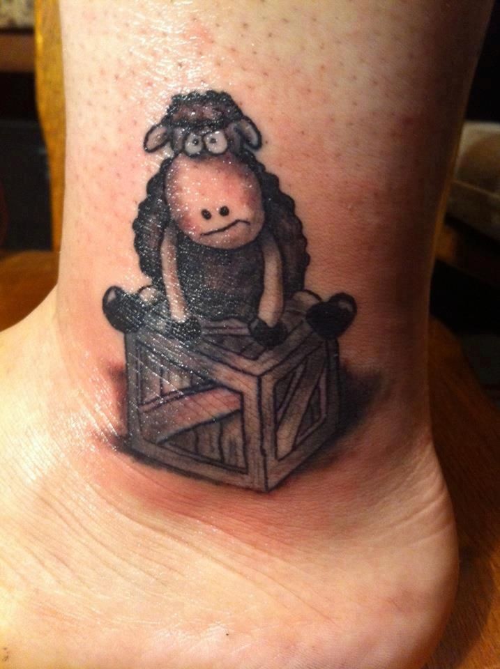 脚踝卡通羊坐在木箱纹身图案