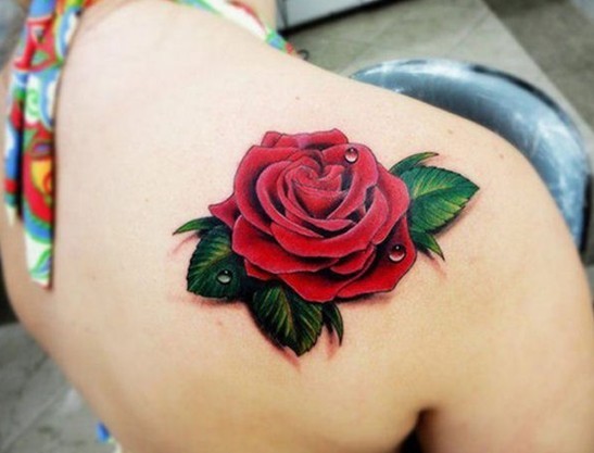 肩部天然的玫瑰与水滴纹身图案