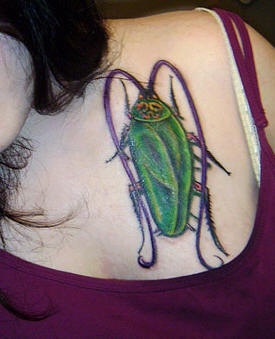 女性胸部绿色天牛纹身图案