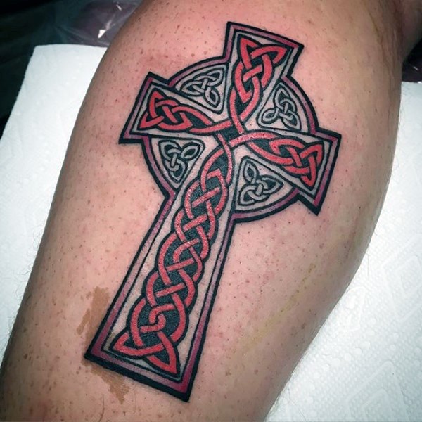 腿部彩色凯尔特结十字架纹身图案