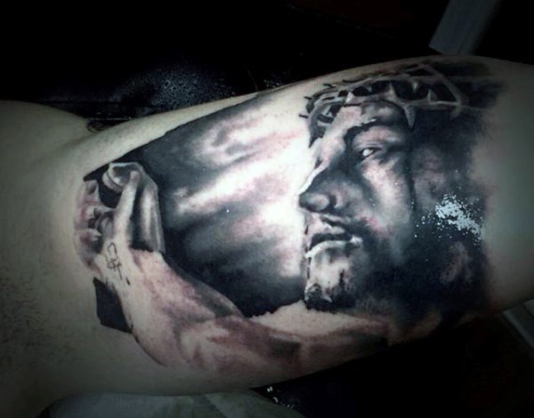 大臂黑色的耶稣肖像纹身图案