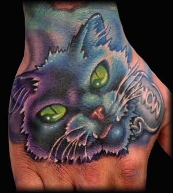 手背星空色彩的猫纹身图案